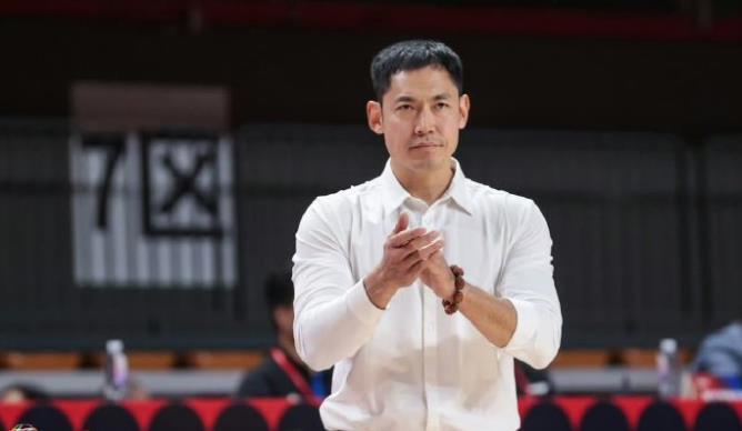 闵鹿蕾因个人原因辞职聘请张庆鹏担任主教练