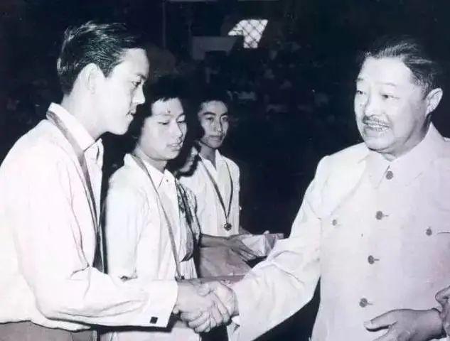 关于记者乌度卡多次敦促惠特摩尔以团队为先，但未能如愿的信息
