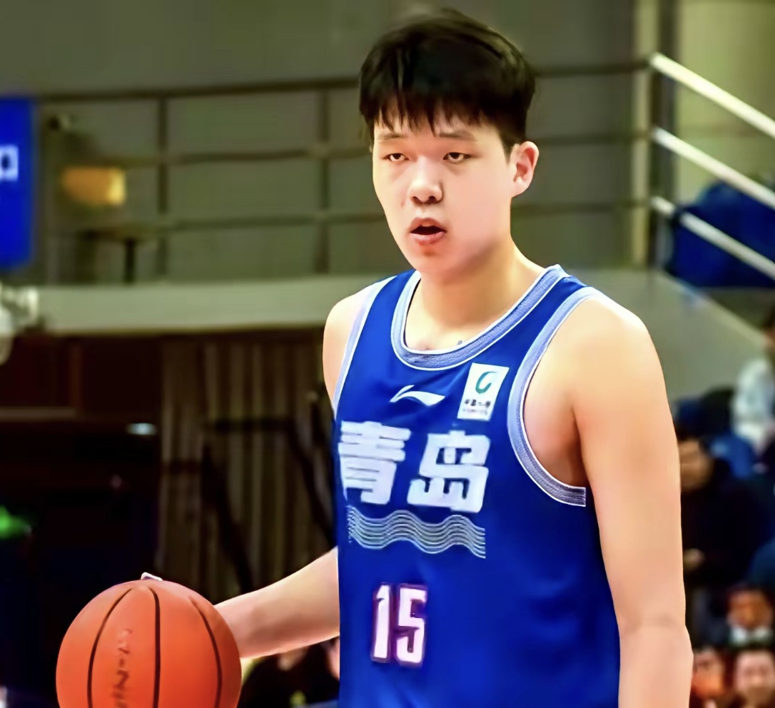 青岛男篮年轻后卫崭露头角，助队取胜的简单介绍